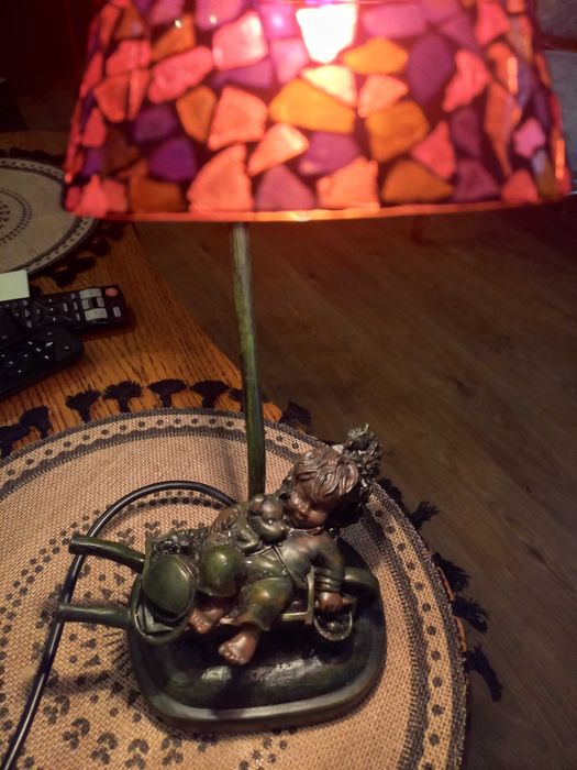 Lampka biurkowa z kloszem witrażowym