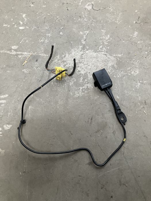 Mercedes-Benz W211 - zapinka pasa przód lewa