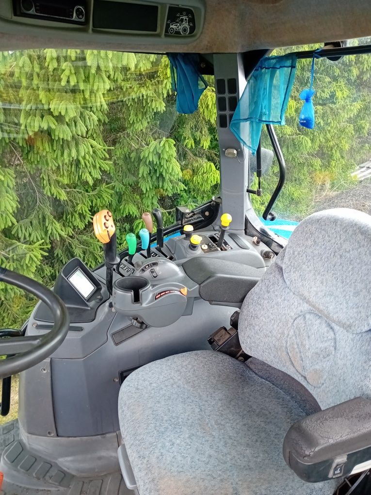 New Holland T7040