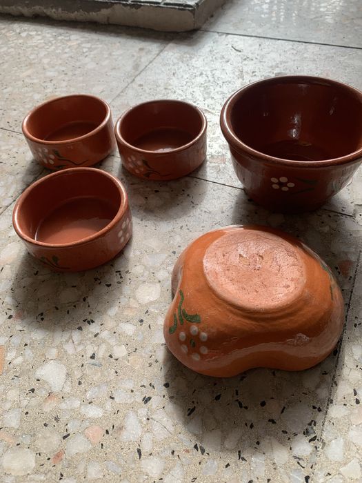 Conjunto de pratos, tacas, azeitoneira e chavenas de barro