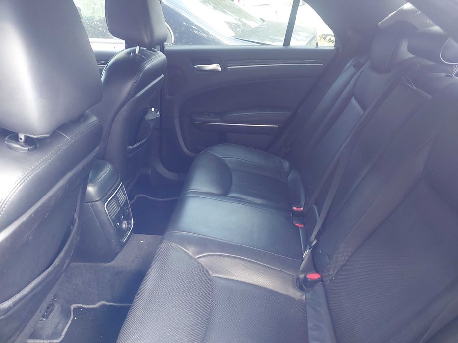 Lancia Thema z uszkodzonym silnikiem