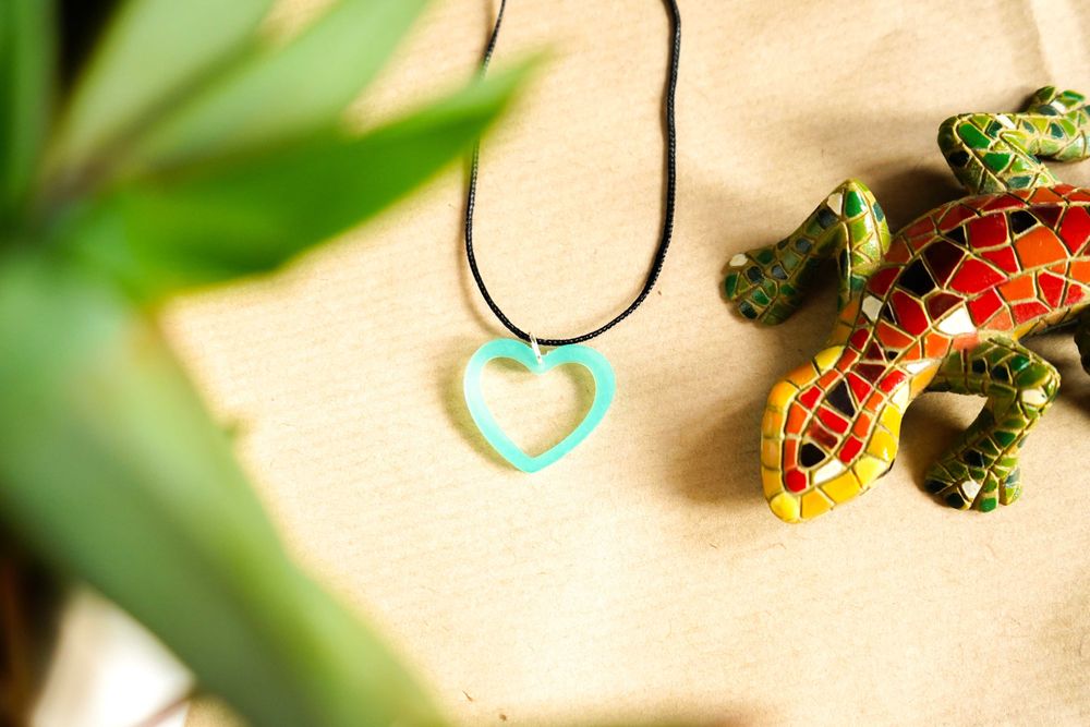 Turkusowy wisiorek serduszko świecące w ciemności i UV 2,1 x 2,4 cm