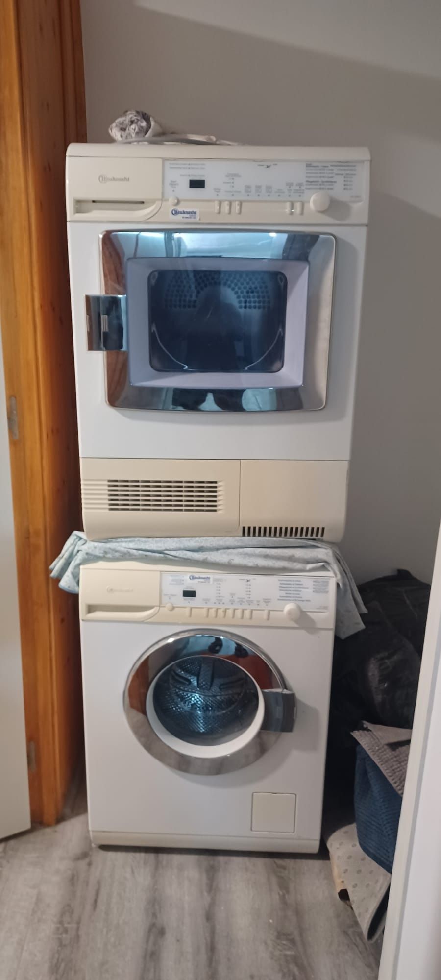 Baucheneecht, 2 máquinas roupa e outra secar roupa