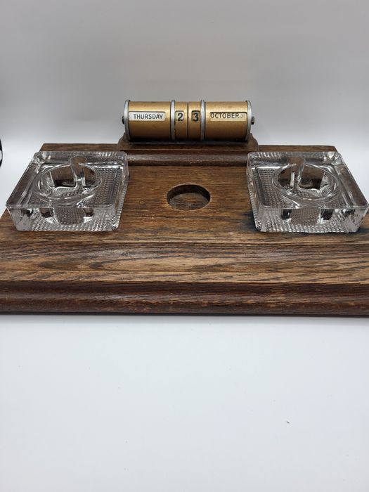 Stary, wieczny kalendarz z kałamarzami