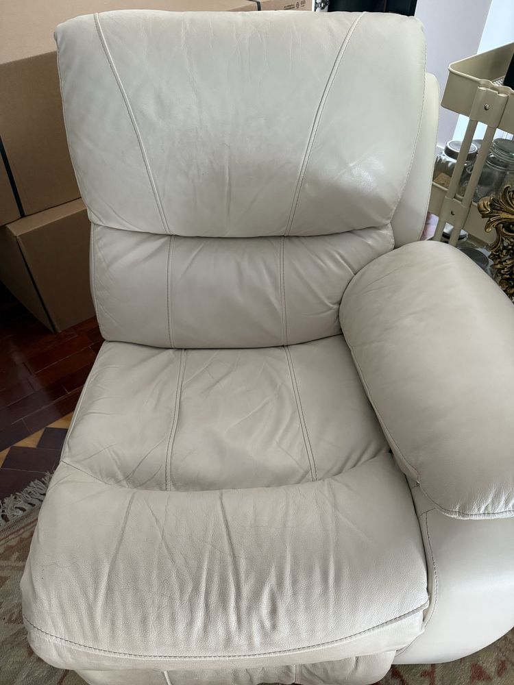Sofa beje de pele 3 lugares