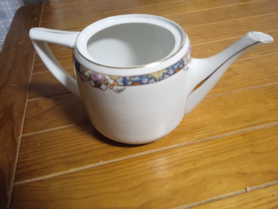 Bule  centenário com tampa da vista alegre.