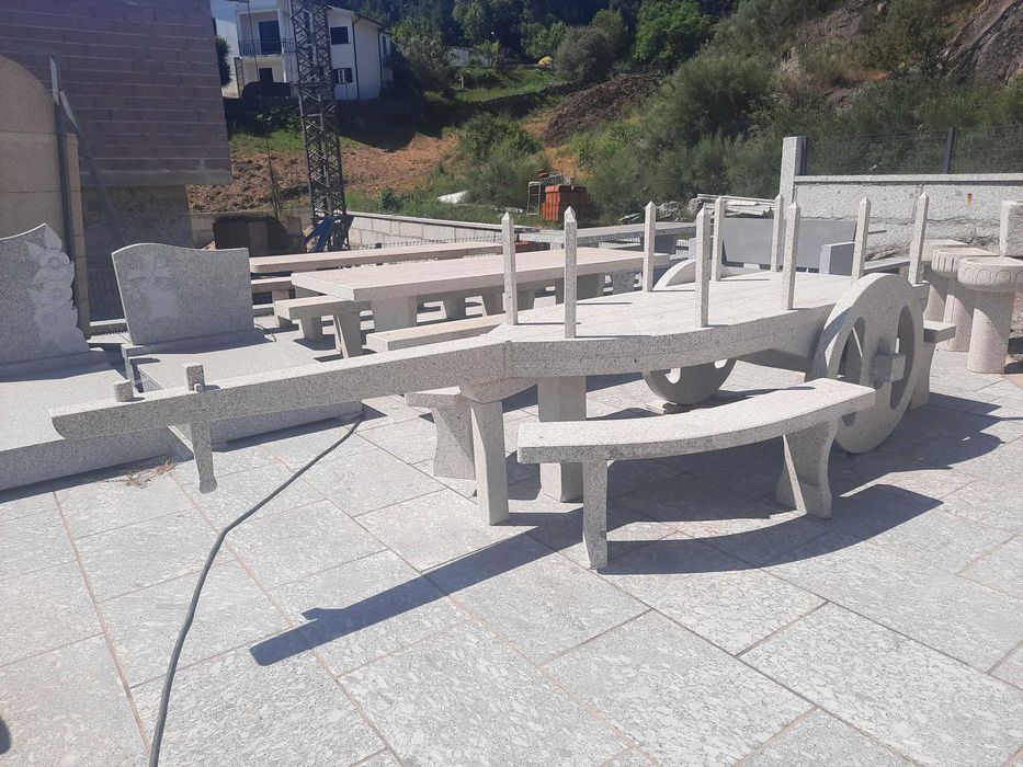 Mesa em Pedra em formato de Carro de Bois