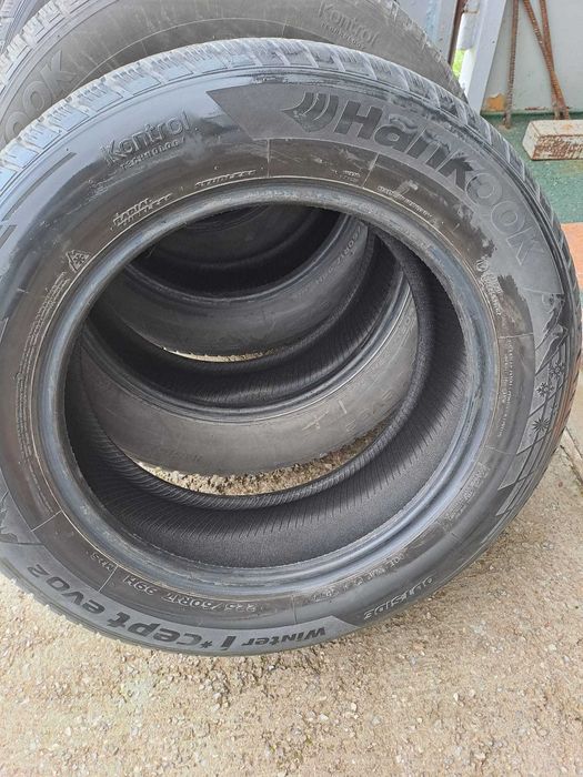 Komplet opon zimowych SUV Hankook 225/60 R17