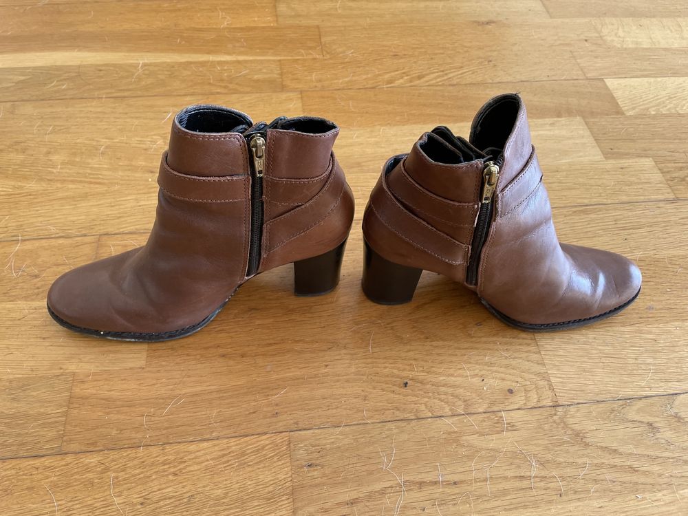 Botins de pele camel e castanho marca Zillian