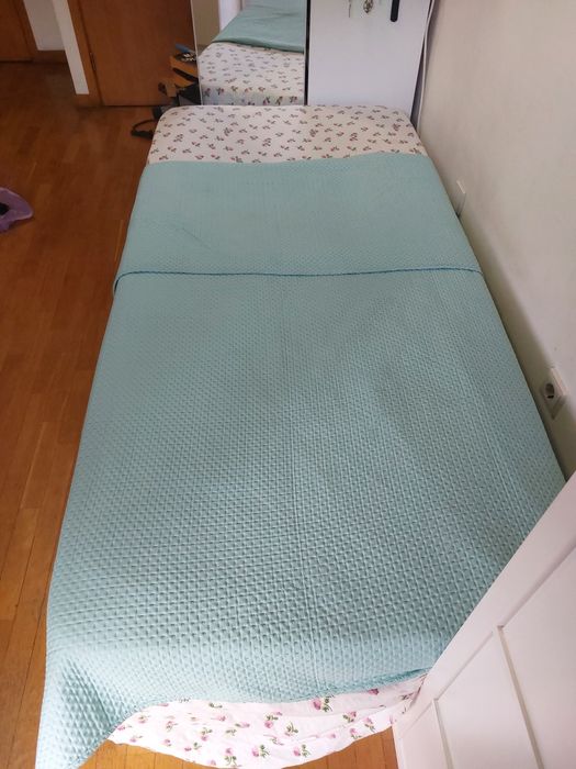 Cama de solteiro com arrumação elevatória tipo baú sommier