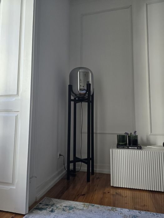 Candeeiro de pé preto e metálico