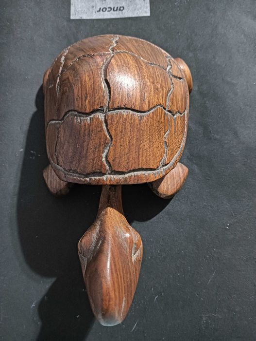 Tartaruga em madeira feita a mão.