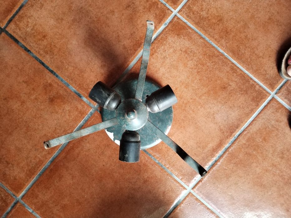 Candeeiro em ferro e vidro fosco areado