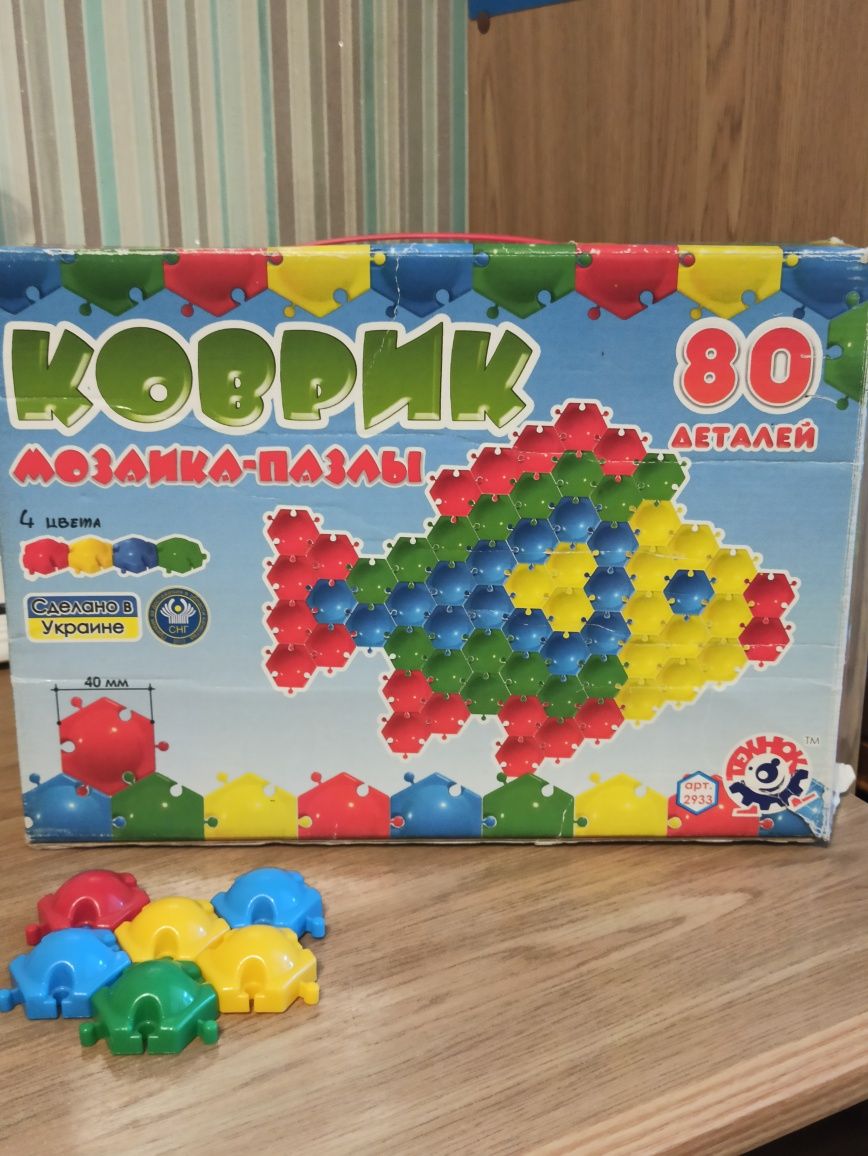 Пазлы, конструктор, кубики.