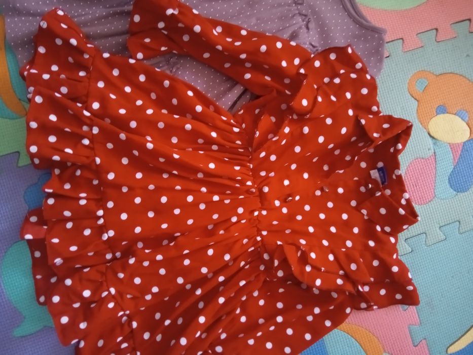 Віддам для дівчинки плаття, куртки