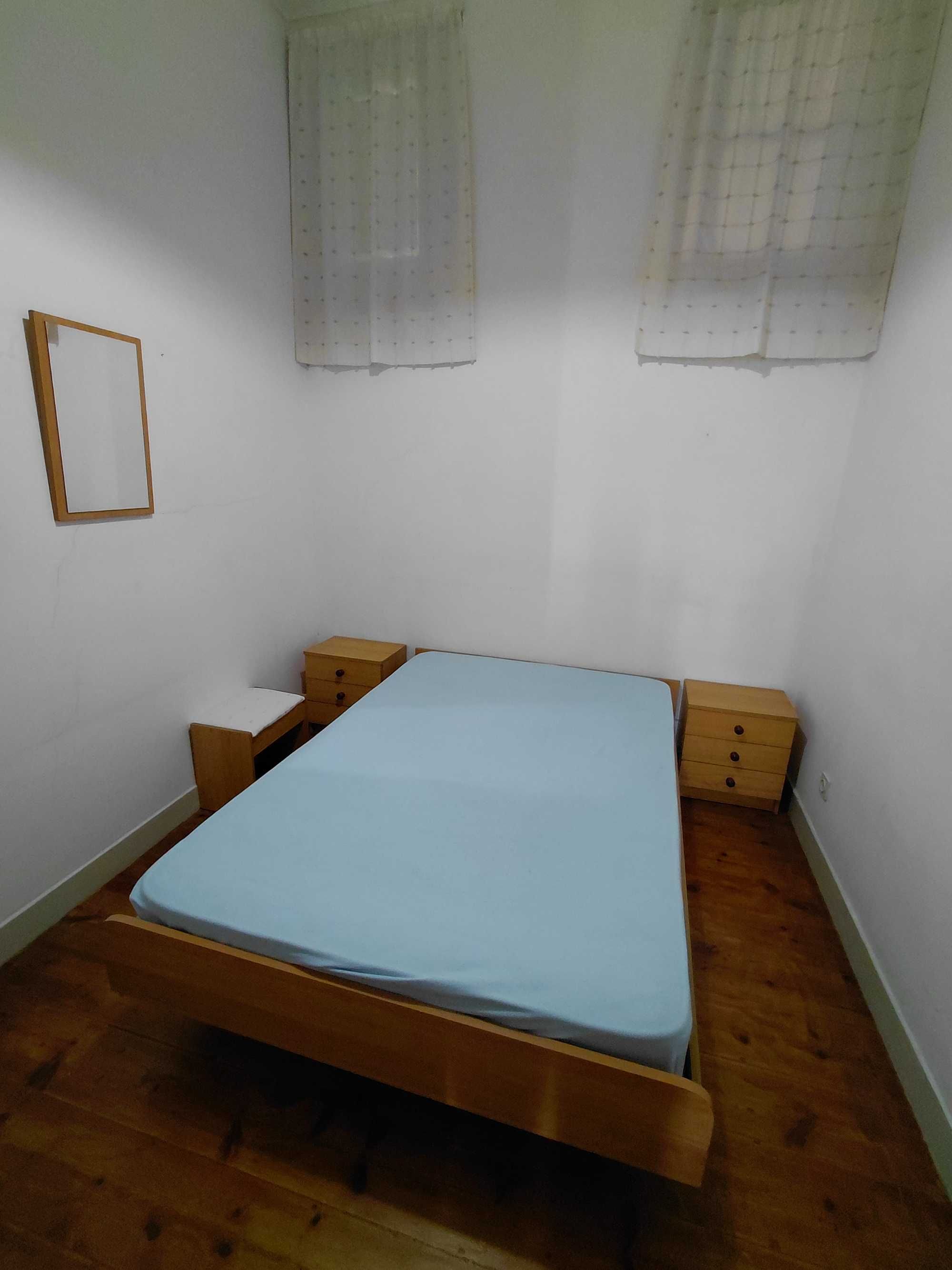 Sofá,guarda vestidos,bar,mesa,cama de casal, frigorífico, móvel TV