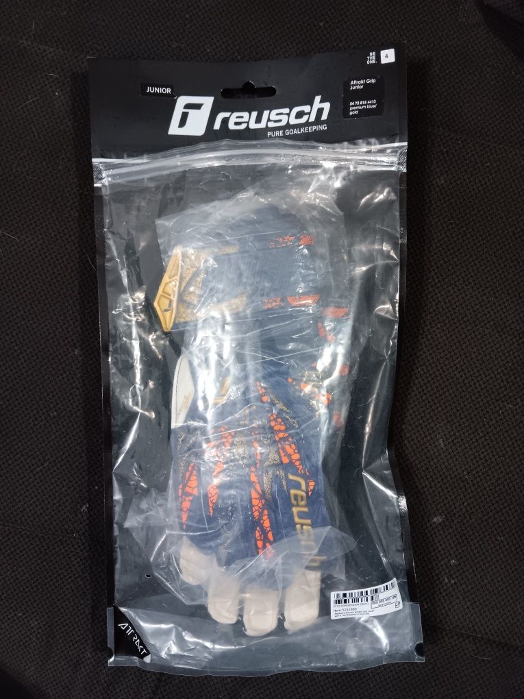 Nowe rękawice bramkarskie Reusch Attrakt Solid z Decathlon