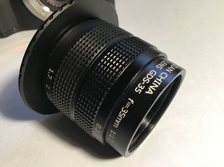 Objetiva de 35mm 1:1.7 com adaptador para formato micro 4/3