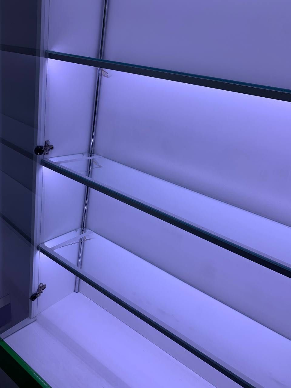 шкаф с подсветкой для магазина-витрина