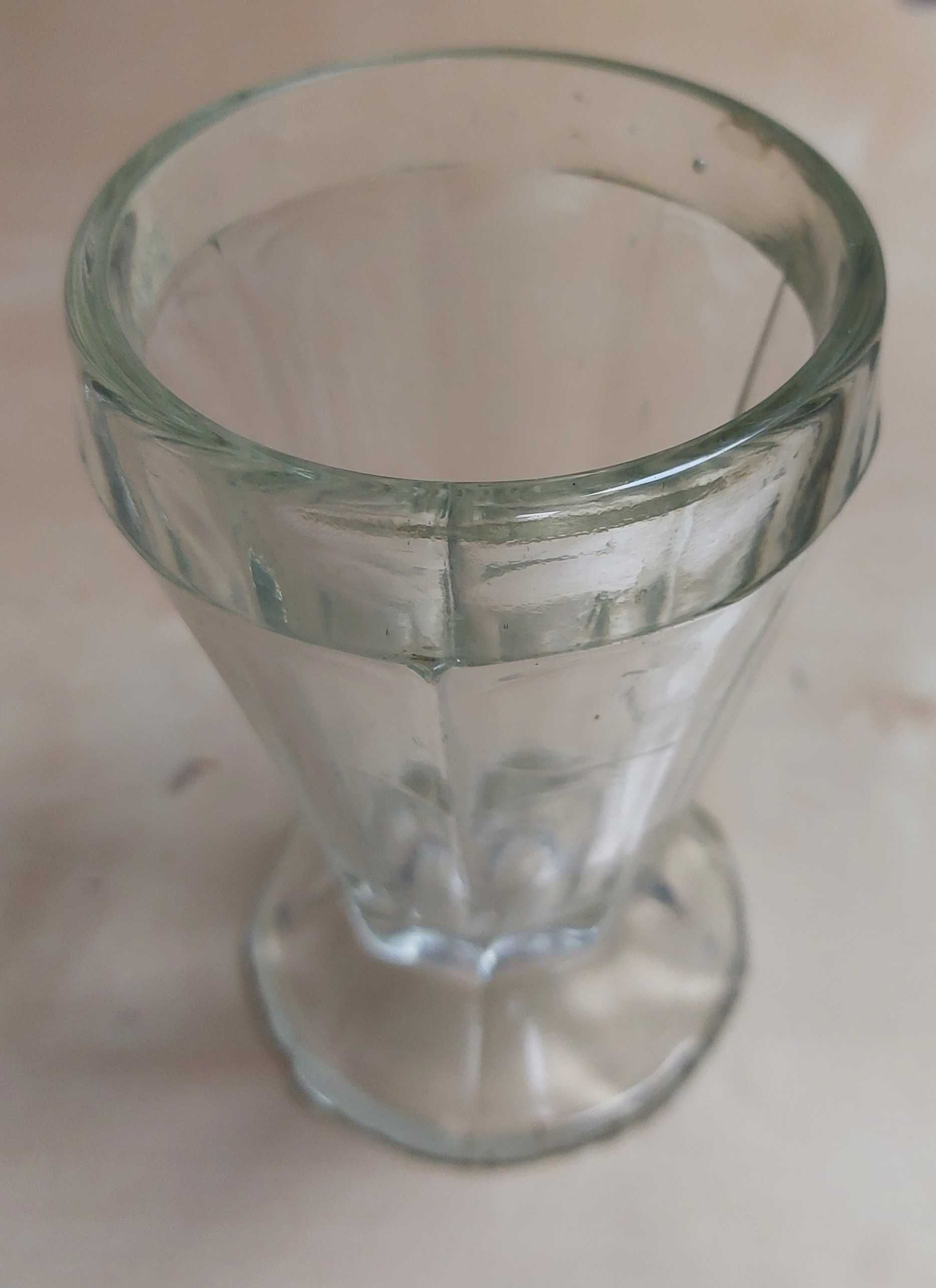 Szklany wazonik  z lat 50'  na konwalie
