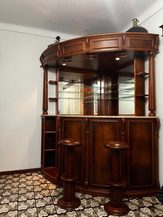 Móvel de Bar em Madeira de Lei – Completo, com Luz e Suporte de Copos