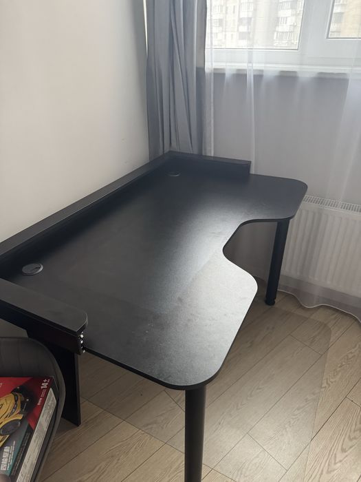 Ігровий/компютерний стіл