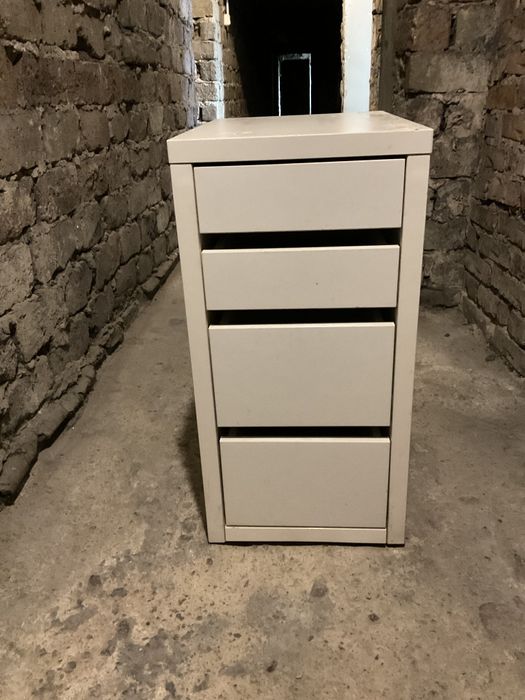 Biała szafka z szufladkami