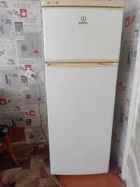 Продам холодильник Индезит срочно цена 1500