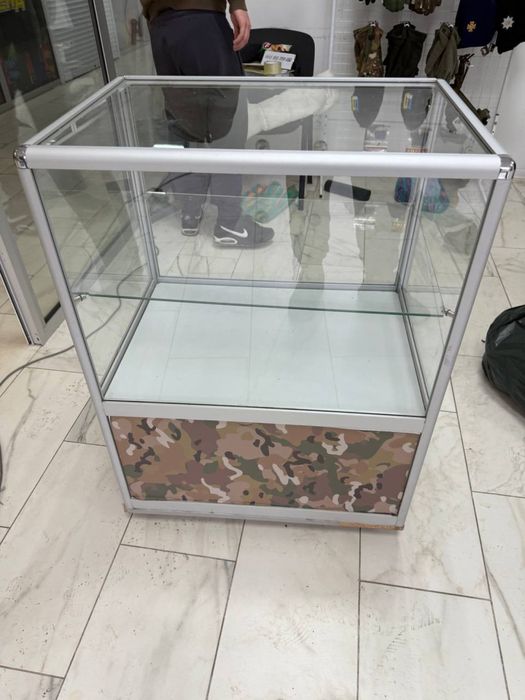 Стеклянный стол