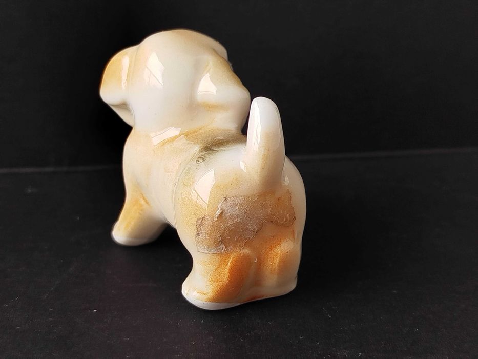 Porcelanowa figurka miniaturowa psa wyprodukowana w Japonii