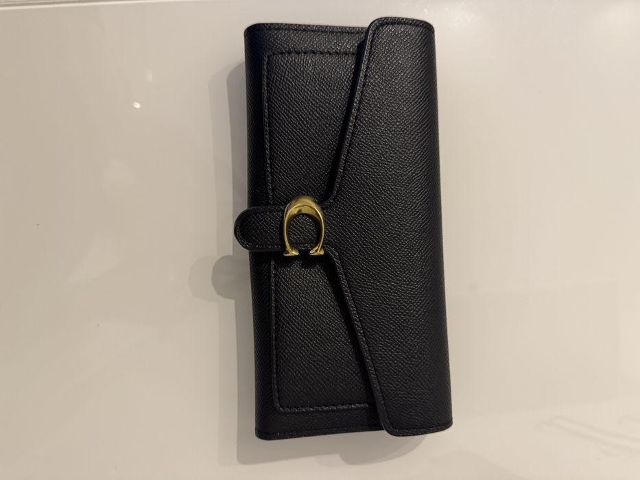 Carteira Coach preta com logo em metal