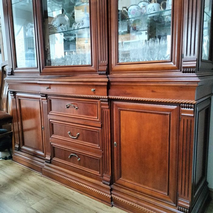 Vendo vitrine, para loucas ou livros. Em cerejeira.