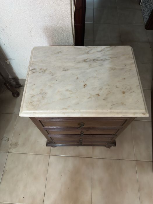Jogo de 2 mesas de cabeceira e uma cómoda com detalhes em mármore