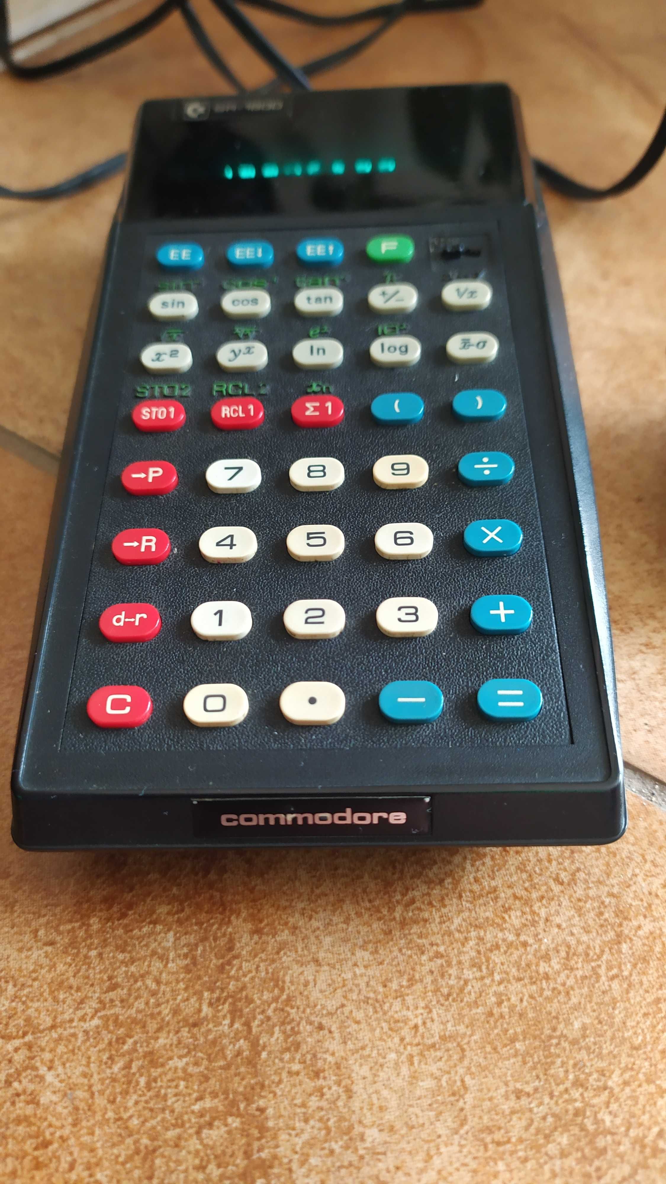 Kalkulator naukowy Commodore SR-1800 z adapterem