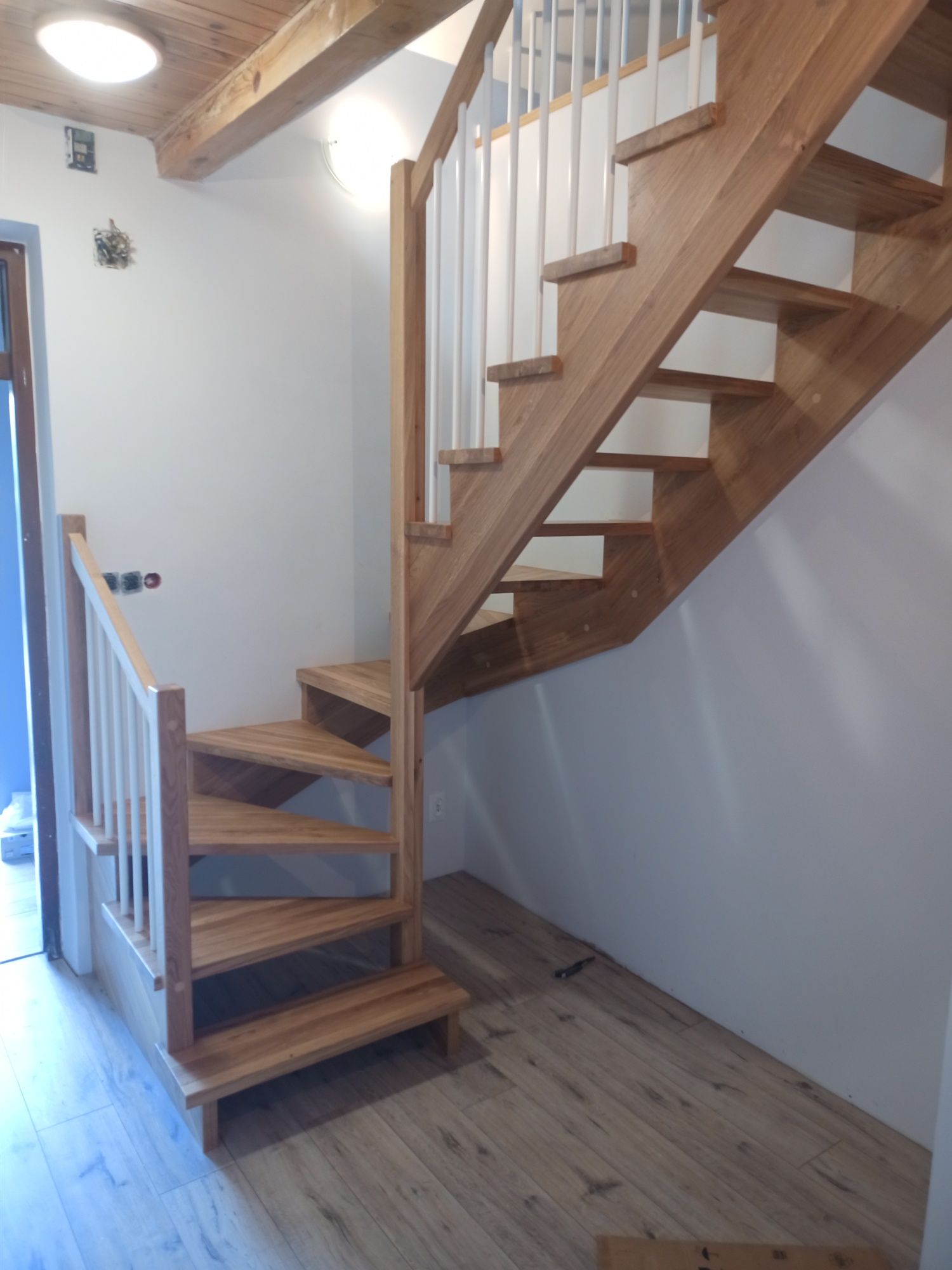 Schody na beton, samonośne, dywanowe, stalowe Loft dębowe