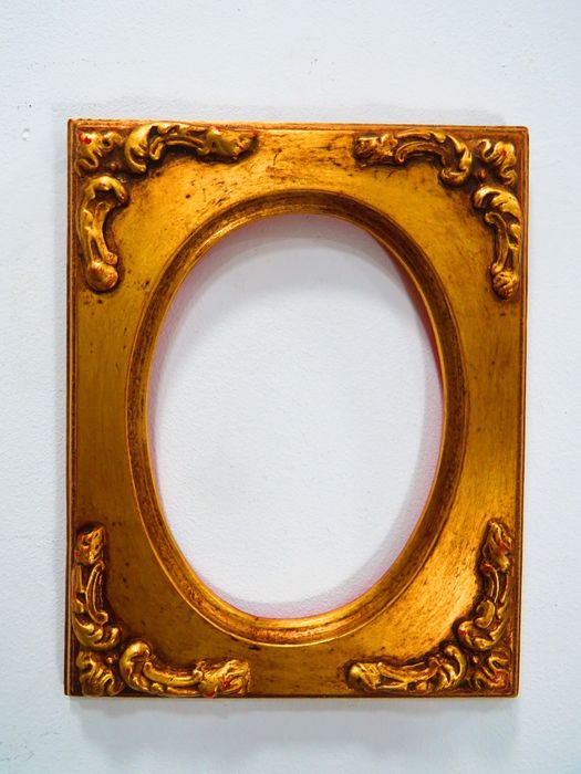 Moldura em talha dourada.