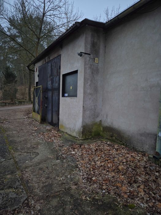 Garaże i plac z zabudową