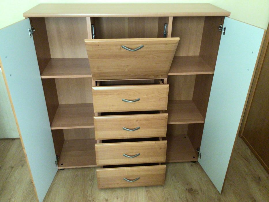 Szafka z półkami i szufladami