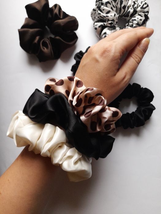 Czarna scrunchie jedwabna gumka do włosów
