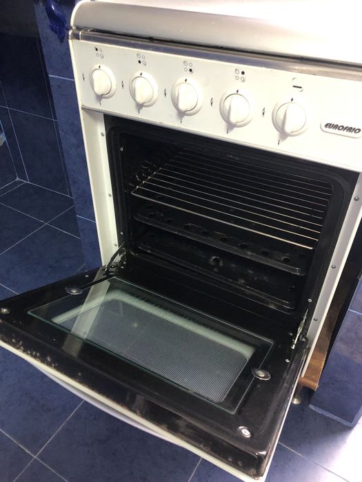 Fogão com forno a gás em bom estado