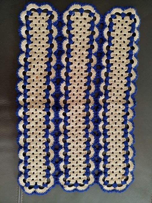 Naperons beges com listas azul escuro:
1x - (43x28)
1x - (63x28)
1x -