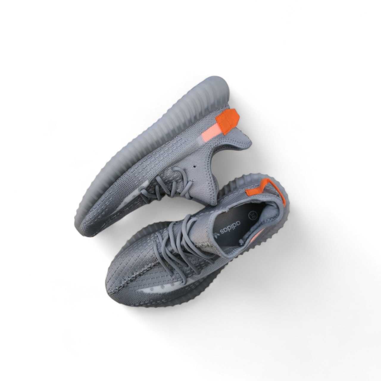 Жіночі кросівки Adidas YEEZY BOOST 350 V2 сірі з помаранчевим