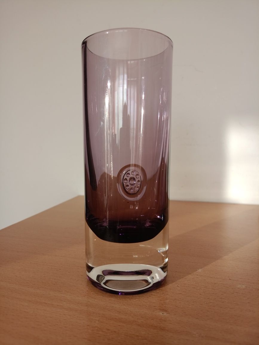 Fioletowy wazon szklany z pieczęcią. Derenburg. Niemcy.