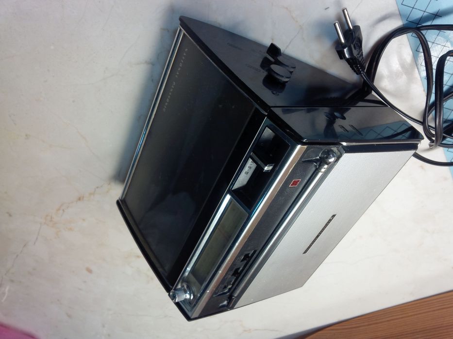 Radio Panasonic antigo a funcionar