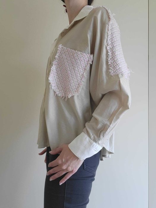Camisa Bege com Chanel Cruzado Branco e Rosa