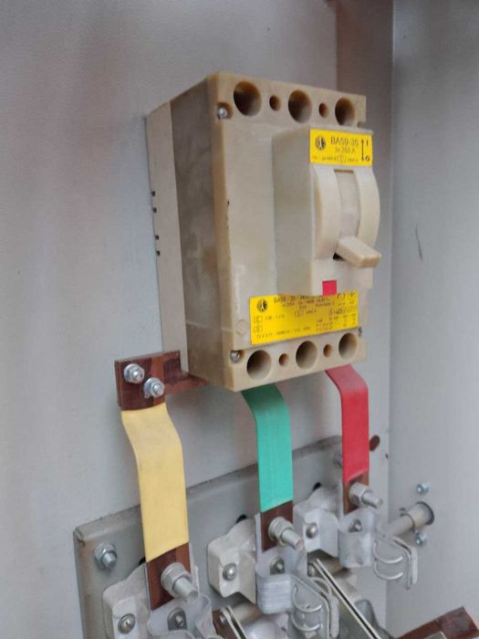 Электромонтажный шкаф  с выключателем и рубильником.