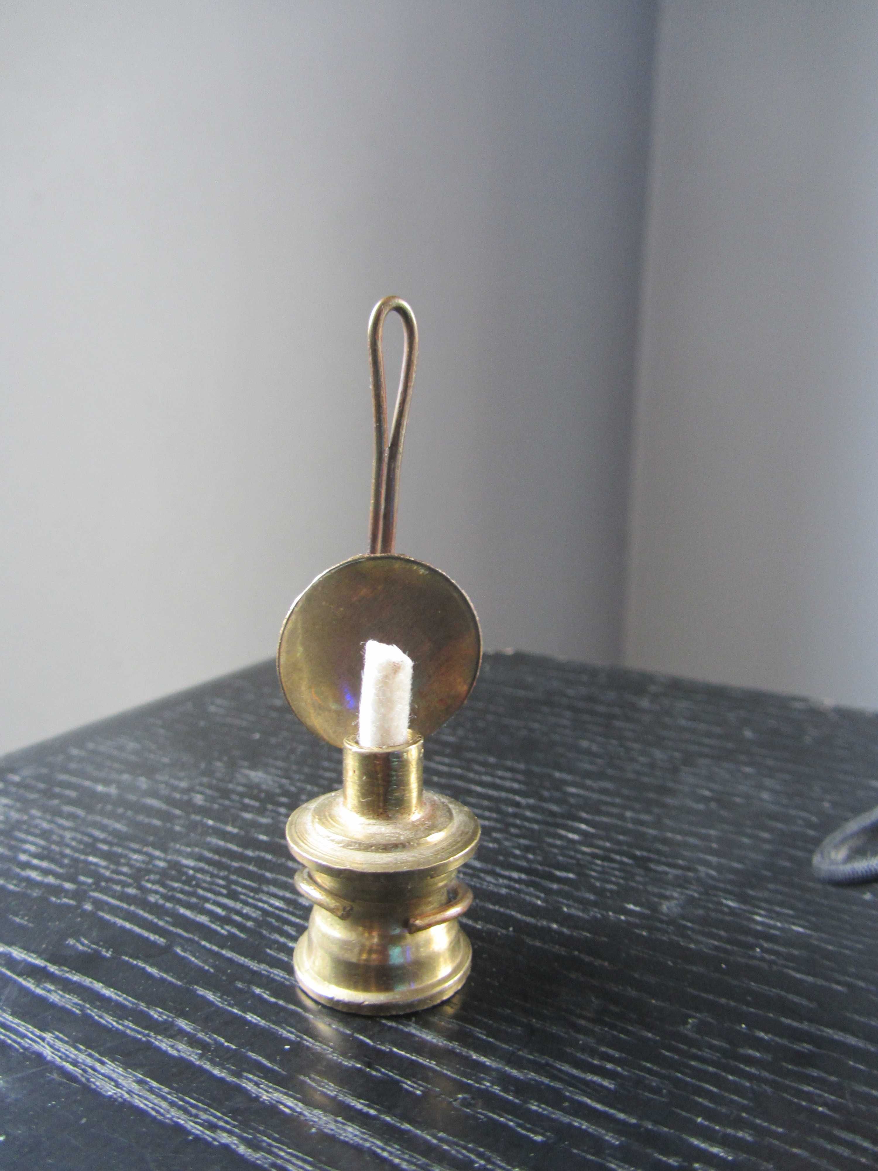 lampa naftowa mosiężna miniaturka wysokość 7 cm