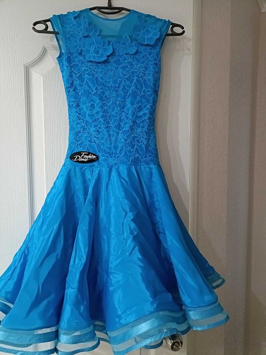 Розпродаж бальних суконь