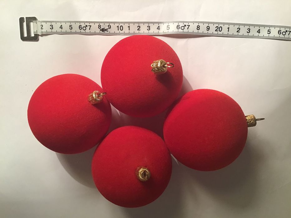 Zestaw 4 bombki czerwone ,matowe + ozdoba stojąca + łańcuch z koralik.