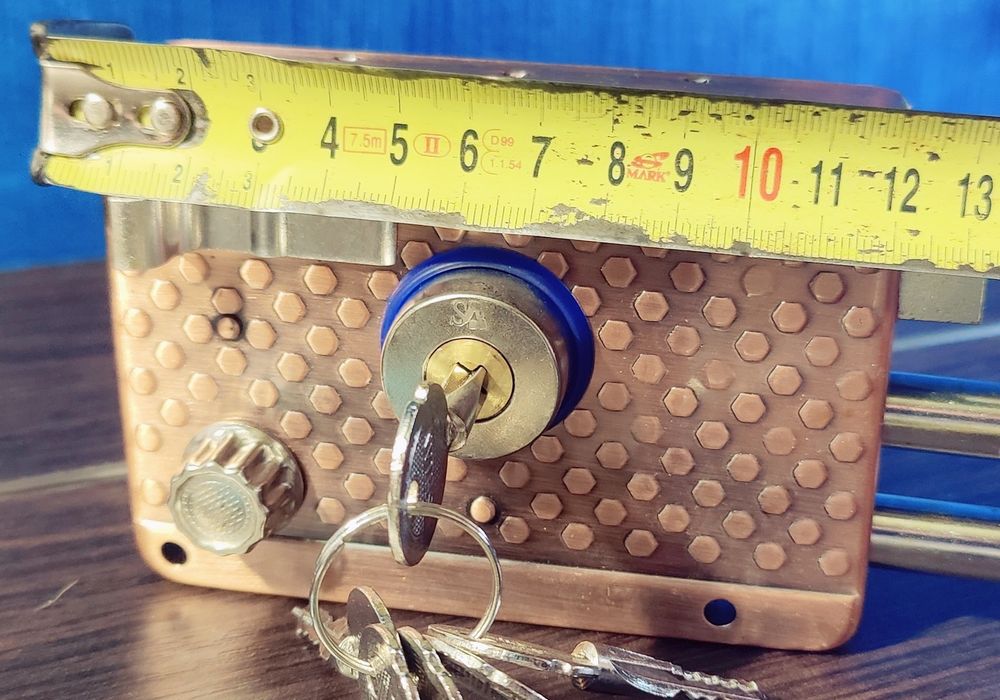 Замок накладний дверний